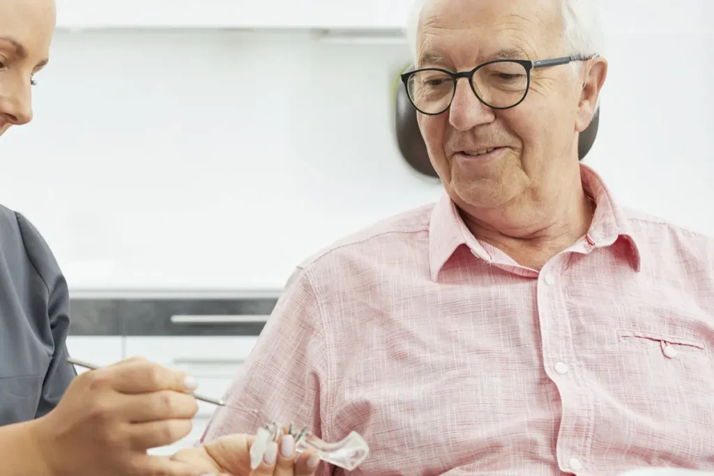Beratung beim Zahnarzt in Rüdesheim, älterer Mann ist begeistert